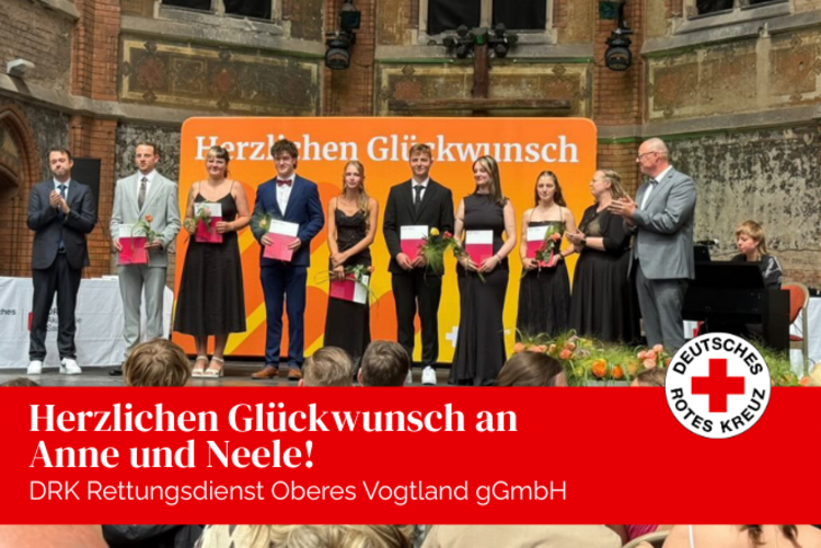 Gruppe zur Ehrung auf der Bühne. Mit dabei: Anne und Neele.