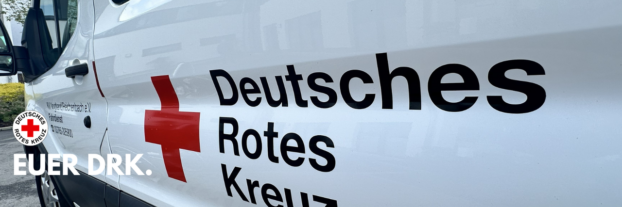 Das DRK Label an der Seite eines rollstuhlgerechten Fahrzeuges des DRK KV Vogtland/Reichenbach e.V.