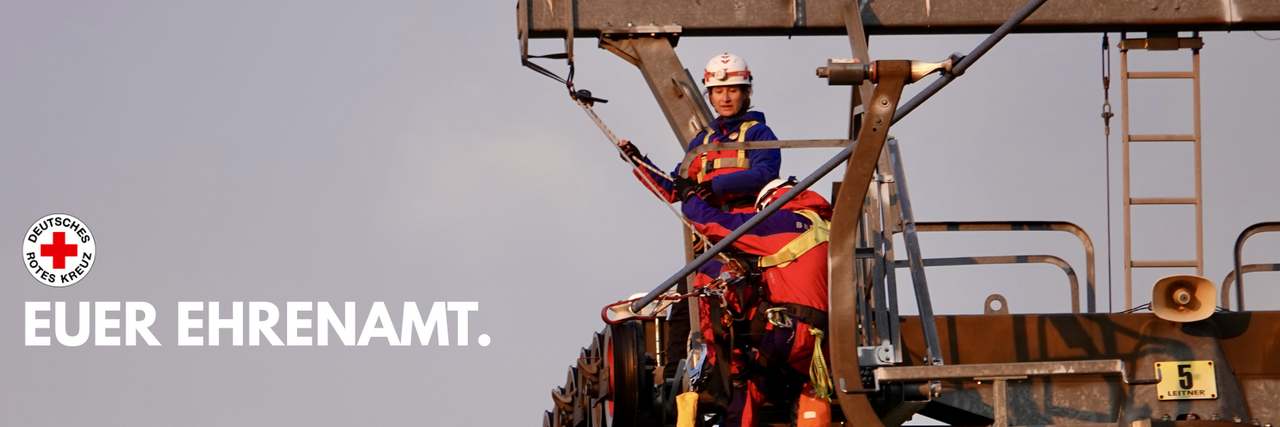 Unsere ehrenamtlichen Mitarbeitenden der DRK Bergwacht Schöneck auf dem Lift, bereit zur Rettung.