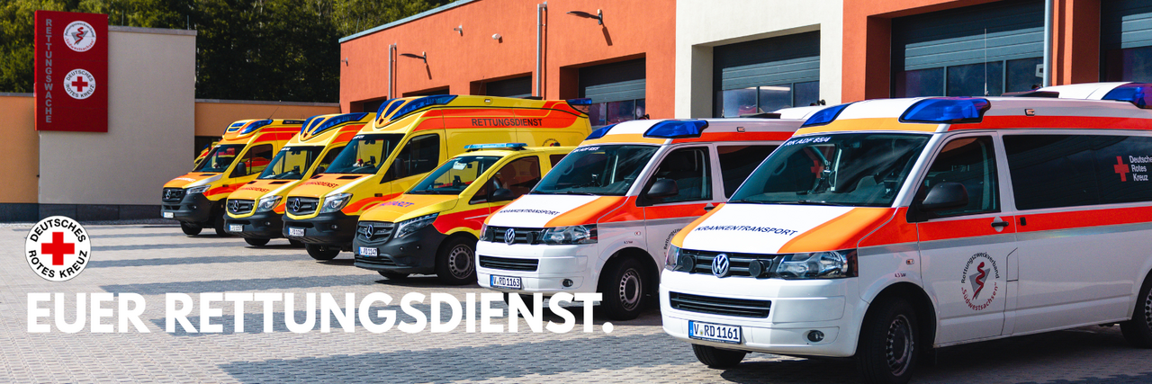 Unsere Rettungs- und Krankenwagen stehen aufgereiht vor der Rettungswache in Adorf.