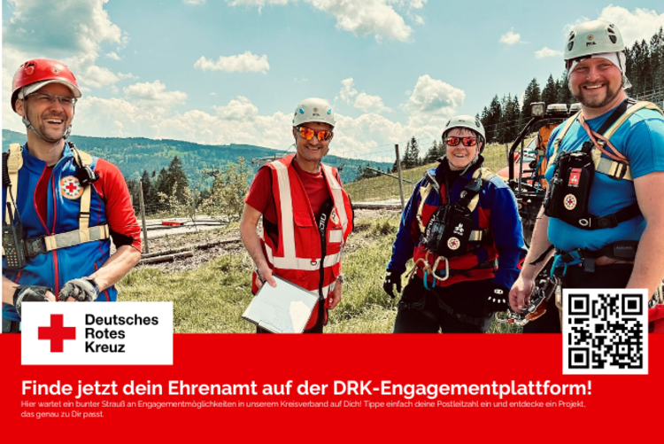 Drei Kameradinnen und Kameraden der DRK Bergwacht Klingenthal/Aschberg stehen zu einem Gruppenfoto zusammen. Sie lachen und tragen ihre Einsatzkleidung.