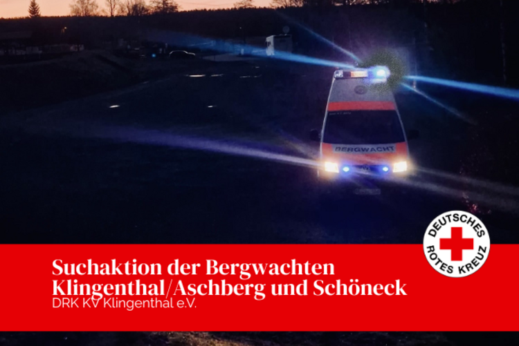 Der KTW der DRK Bergwacht Klingenthal/Aschberg steht in der Dämmerung im Waldgebiet im Oberen Vogtland.