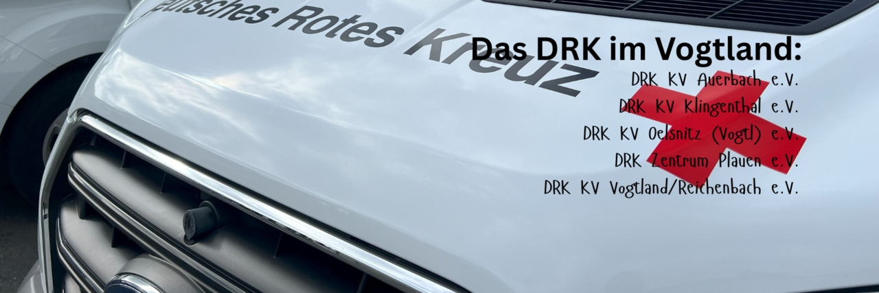 Ein weißer Bus unseres Fahrdienstes mit DRK-Langlogo.